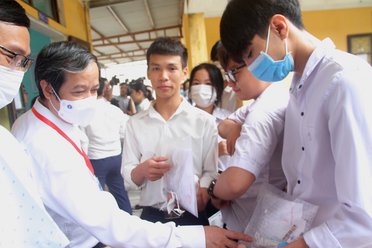 Bộ trưởng Nguyễn Kim Sơn động viên thí sinh trước khi diễn ra môn thi đầu tiên