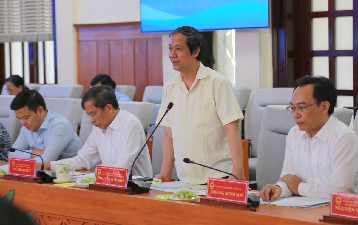 Bộ trưởng Nguyễn Kim Sơn, Thứ trưởng Hoàng Minh Sơn cùng lãnh đạo một số đơn vị thuộc Bộ GD-ĐT có buổi làm việc với lãnh đạo tỉnh Thừa Thiên - Huế ngày 6/7