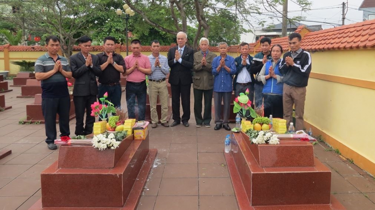 2 gia đình tổ chức lễ cưới cho 2 liệt sĩ Đặng Văn Cự và Nguyễn Thị Diễn
ở Nghĩa trang Hải Thành, Đồng Hới (tỉnh Quảng Bình)