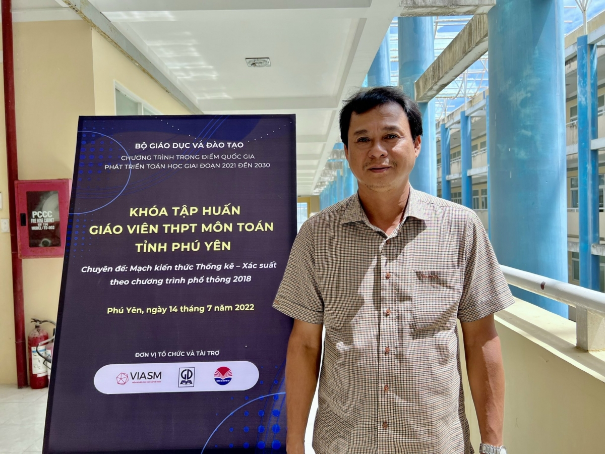 Thầy giáo Nguyễn Thái Vấn, giáo viên Toán của trường THPT chuyên Lương Văn Chánh, Phú Yên