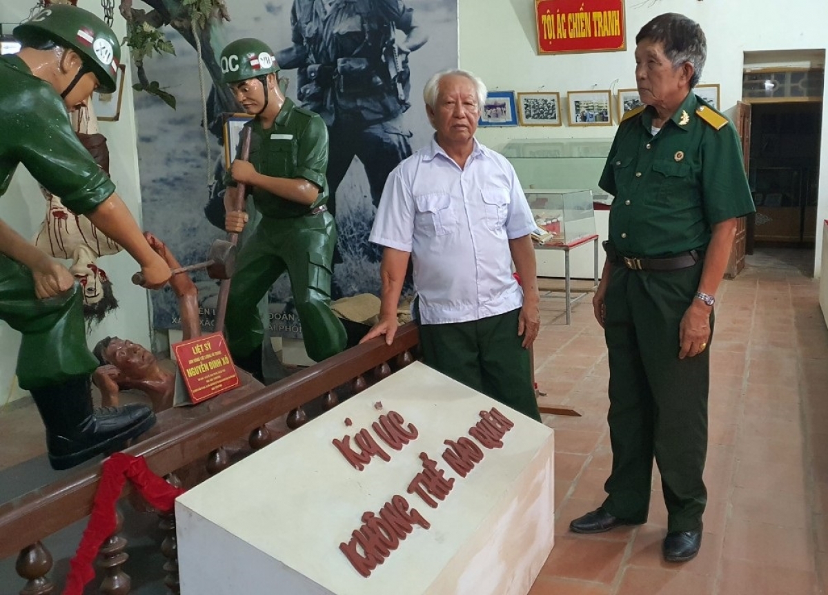 ông Kiều Văn Uỵch (áo xanh) và ông Lâm Văn Bảng cùng nhau ôn lại những kỷ niệm không thể nào quên trong nhà tù Phú Quốc