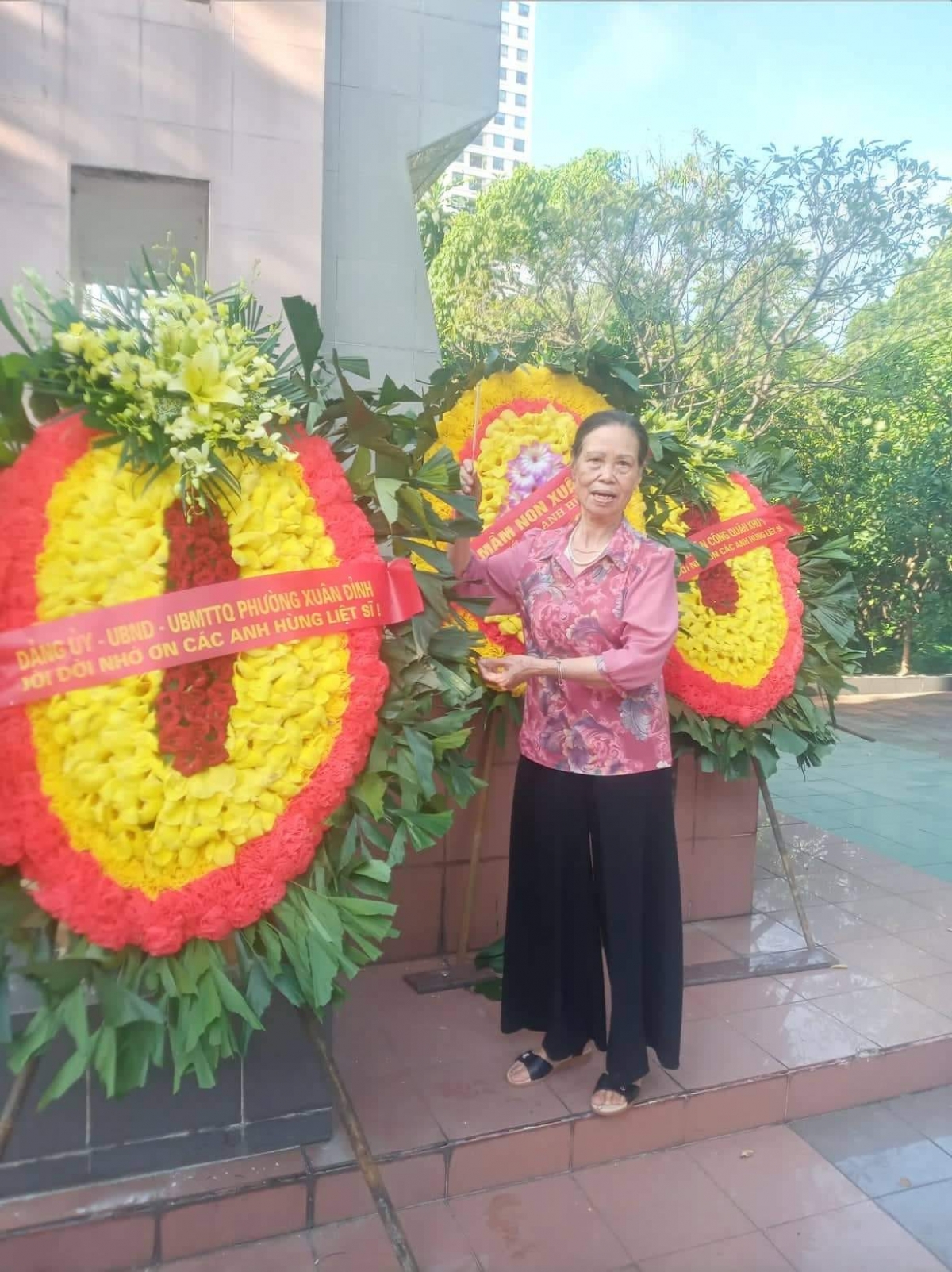 Bà Nguyễn Thị Dậu dâng hoa tại Đài tưởng niệm anh hùng Liệt sĩ phường Xuân Đỉnh, Hà Nội
(Ảnh do gia đình cung cấp)