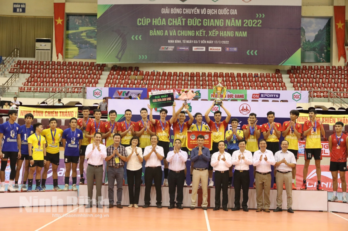Tràng An Ninh Bình bảo vệ thành công chức vô địch bóng chuyền quốc gia. (ảnh Báo Ninh Bình)