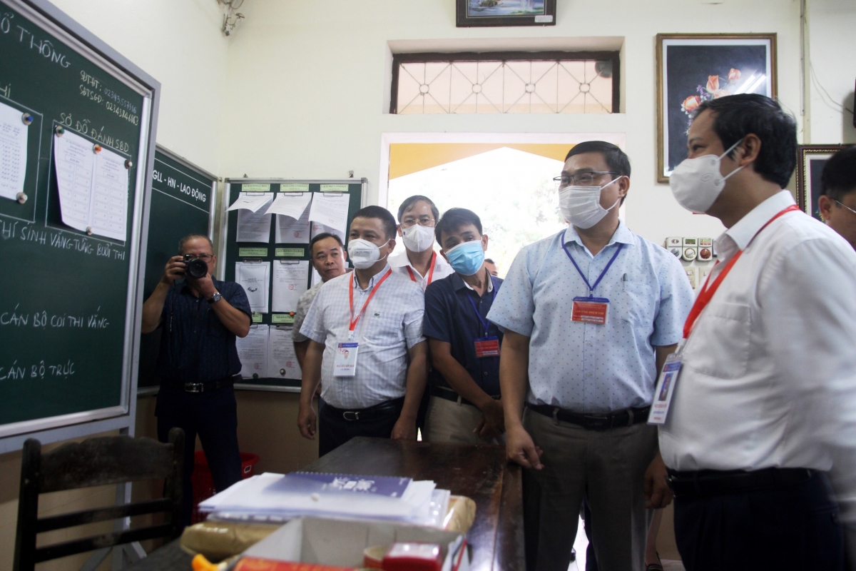 Bộ trưởng Nguyễn Kim Sơn  kiểm tra Điểm thi Trường THPT Đặng Huy Trứ (huyện Hương Trà, tỉnh Thừa Thiên - Huế) 