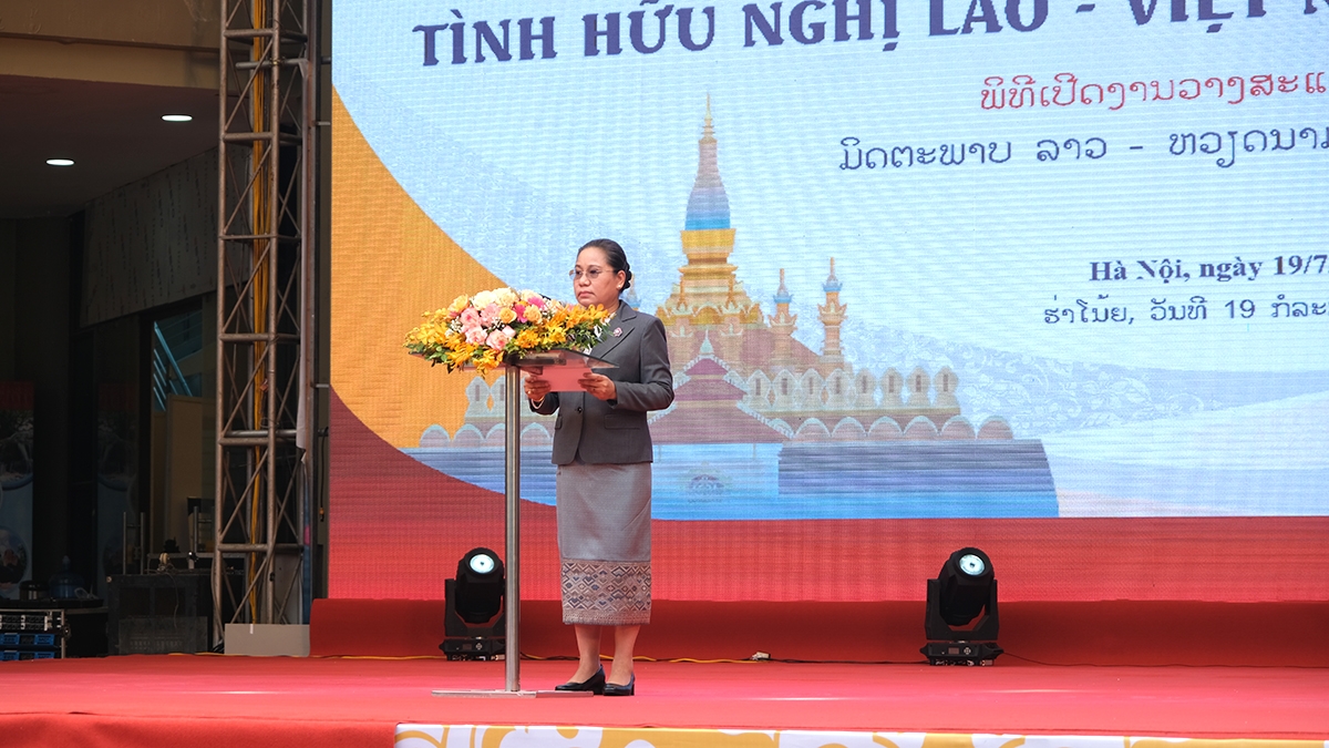 Bộ trưởng Bộ Thông tin, Văn hóa và Du lịch Lào Suansavanh Viyaketh phát biểu khai mạc Triển lãm