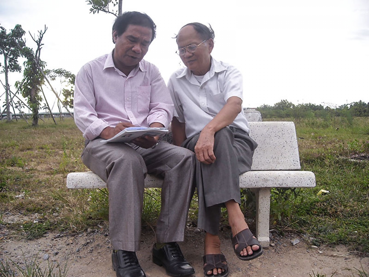 Cựu chiến binh Nguyễn Thanh Bình (bên phải) và tác giả bài viết