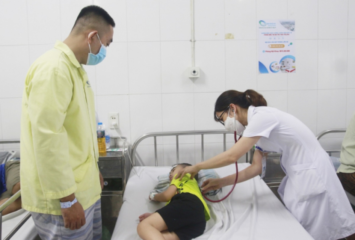 Bác sĩ kiểm tra sức khỏe bệnh nhi mắc cúm A tại Bệnh viện Bãi Cháy, Quảng Ninh