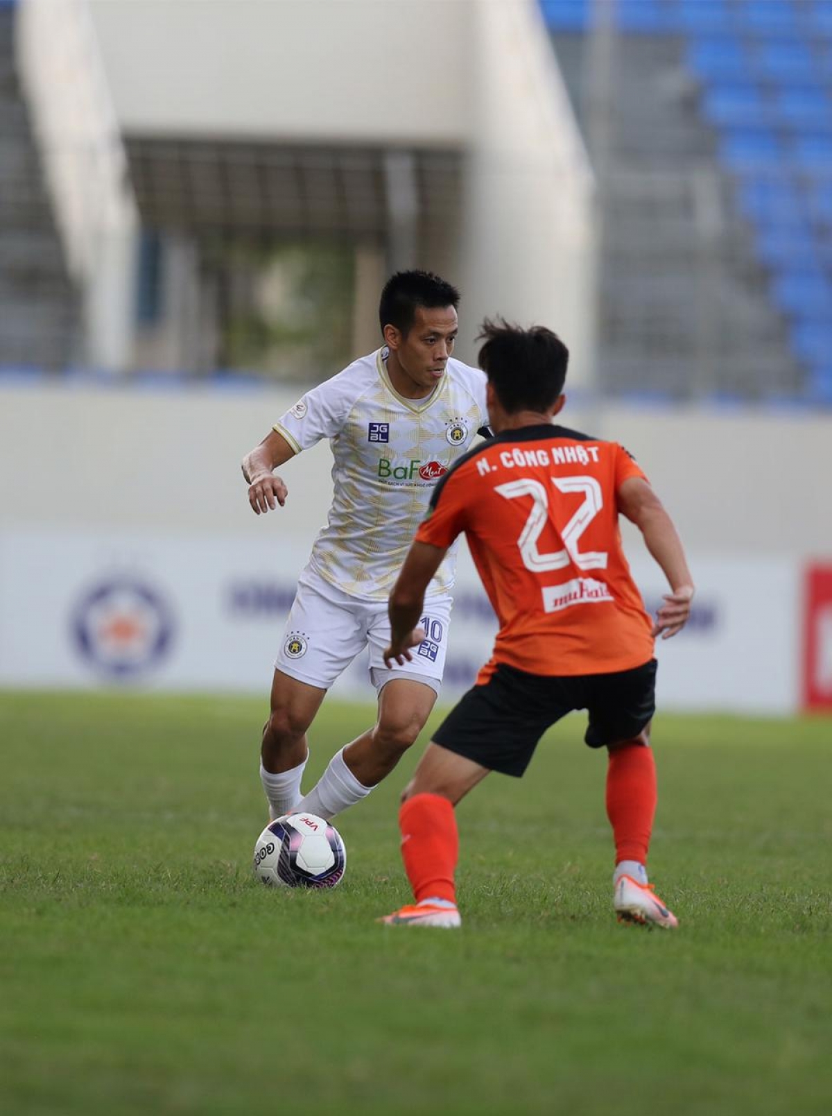 Hà Nội FC (áo trắng) nhận trận thua đầu tiên ở mùa giải 2022