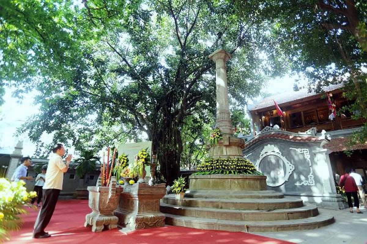 Đình Nam Hương nằm phía sau khu tưởng niệm vua Lê, ngay sát bên bờ hồ Hoàn Kiếm