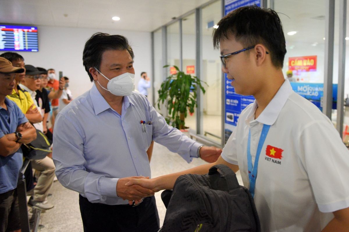 Thứ trưởng Bộ GD-ĐT Nguyễn Hữu Độ đón Đội tuyển Olympic Toán học quốc tế tại sân bay
