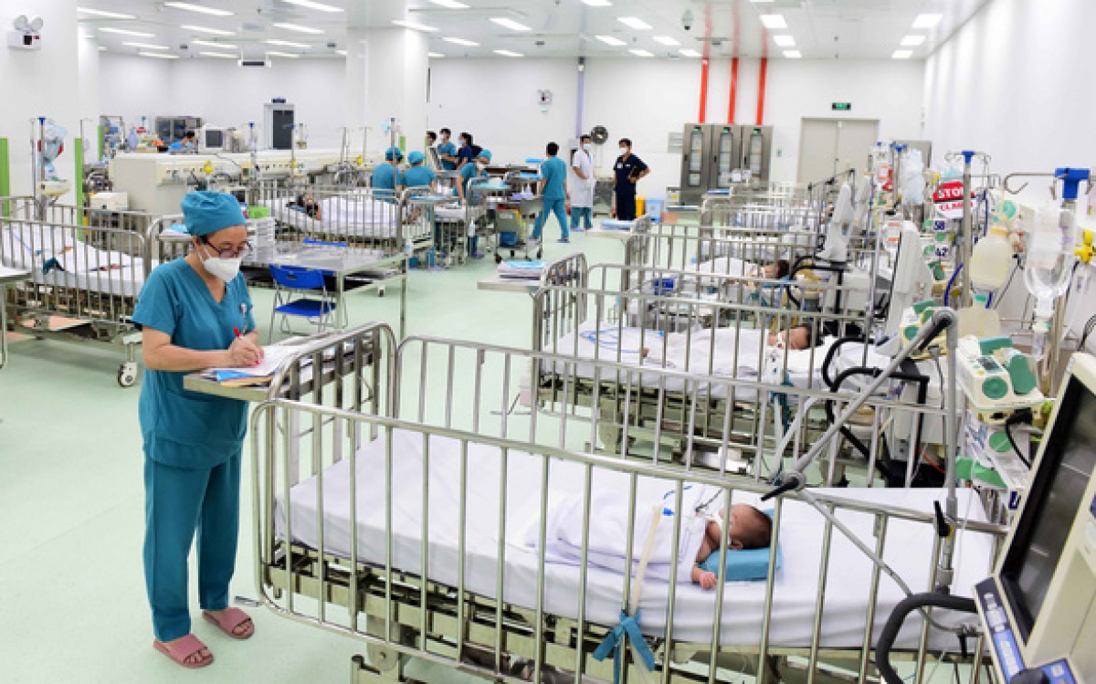 Nhân viên y tế chăm sóc cho bệnh nhi điều trị sốt xuất huyết tại Bệnh viện Nhi đồng 1