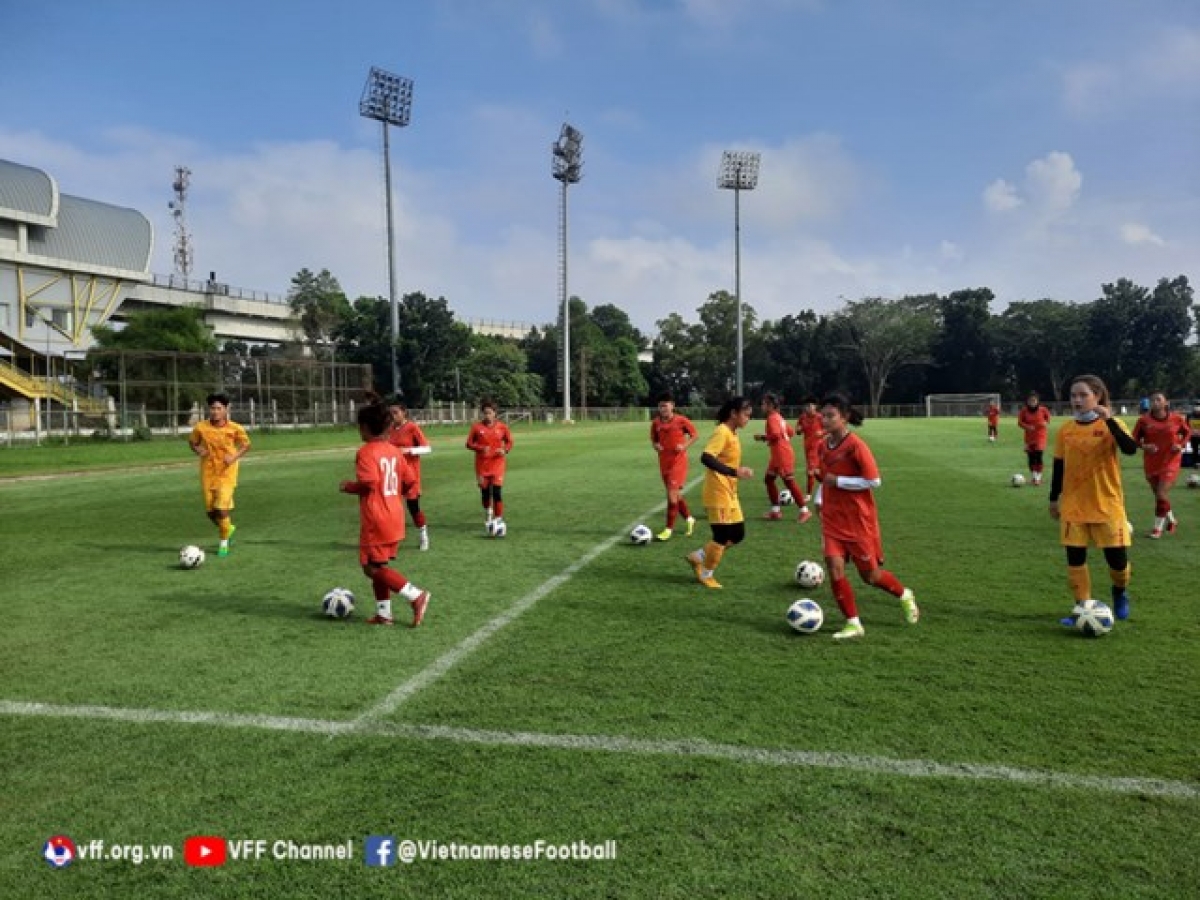 Các cầu thủ tập luyện nhẹ nhàng trên sân cỏ tại thành phố Palempang (Indonesia). Ảnh: VFF