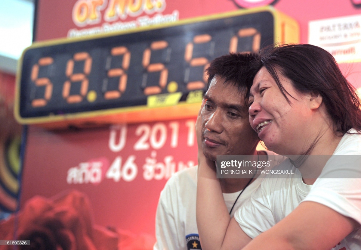 Cặp đôi người Thái Lan Ekkachai và Laksana 2 lần phá kỷ lục thế giới về thời gian hôn. Ảnh: Gettyimages