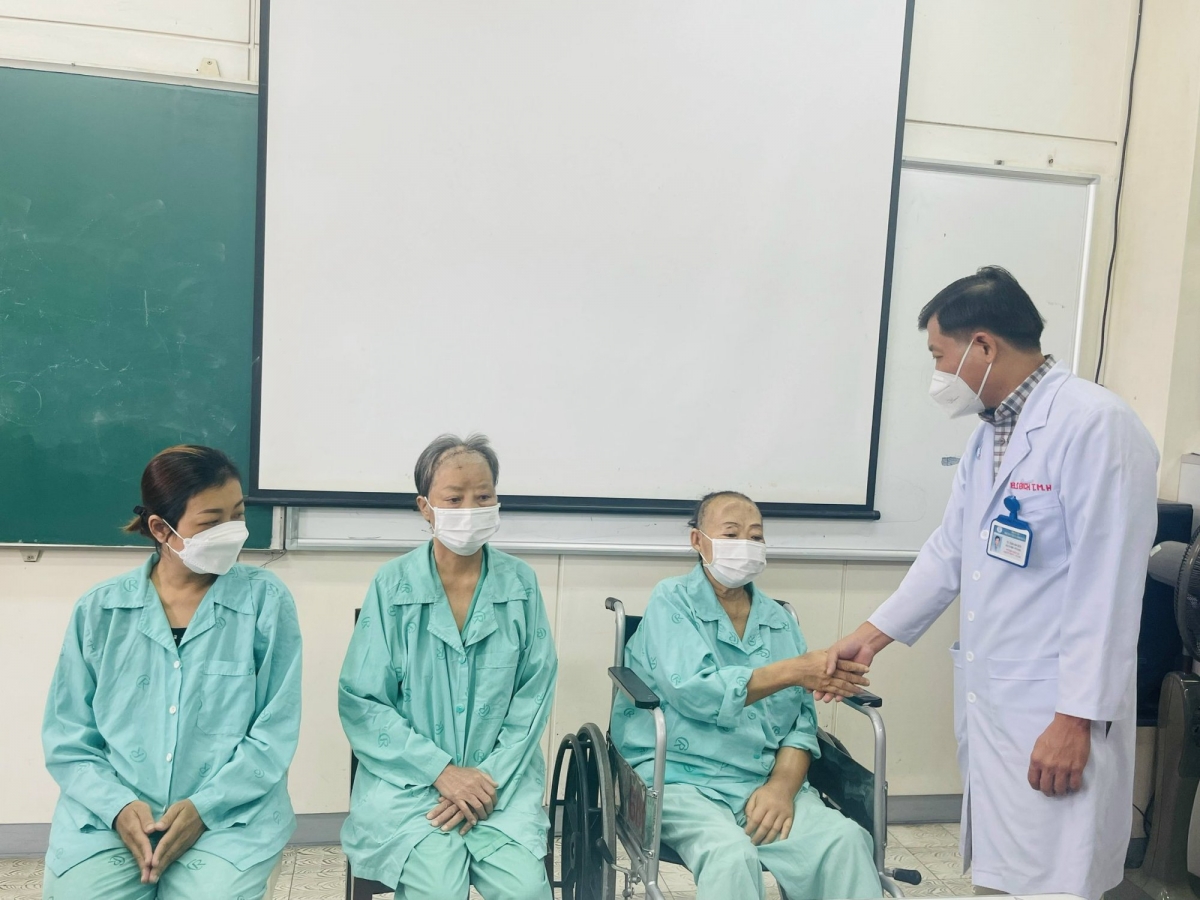 3 bệnh nhân bị hoại tử xương vùng sọ - mặt trong ngày được xuất viện