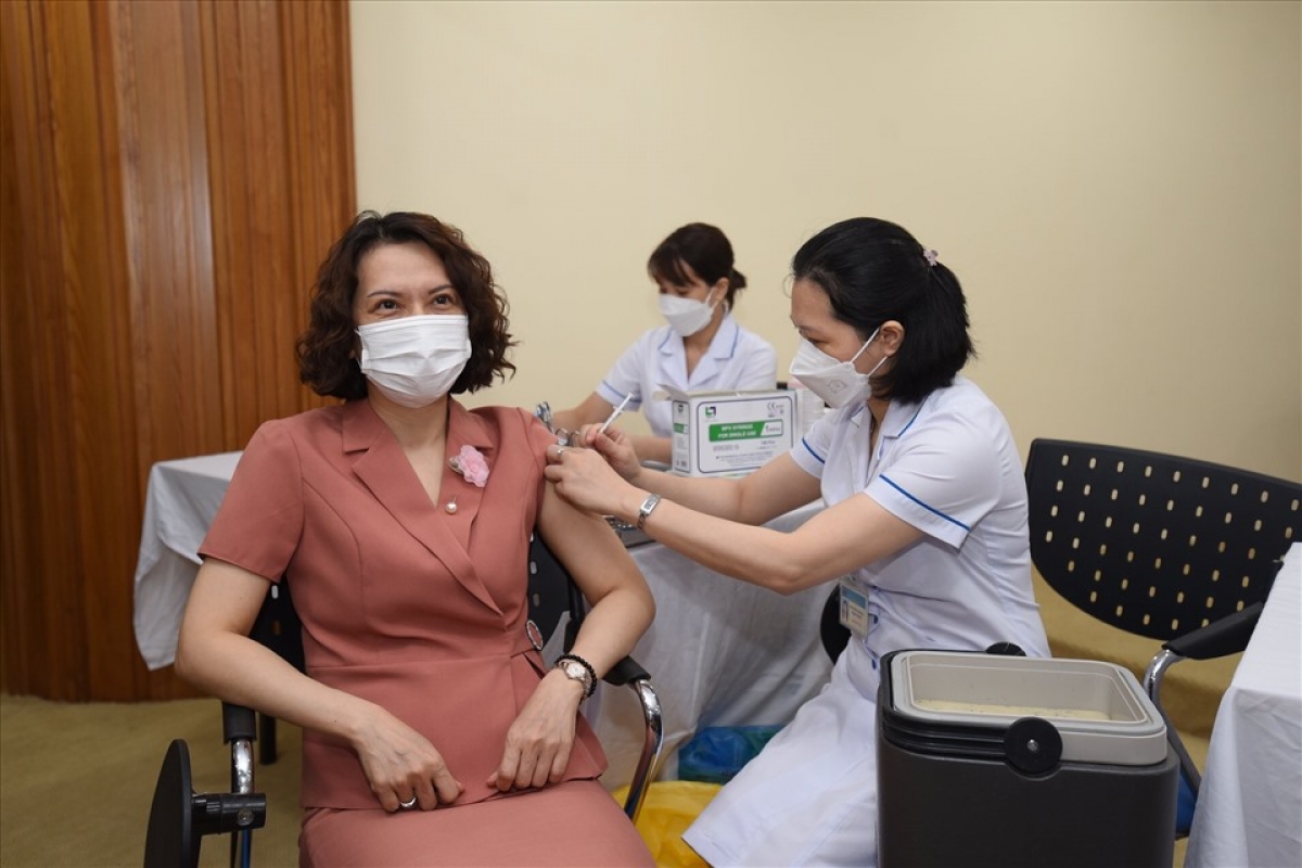 Bà Nguyễn Thị Liên Hương - Thứ trưởng Bộ Y tế tiêm vaccine ngừa Covid-19 mũi 4 tại buổi Lễ