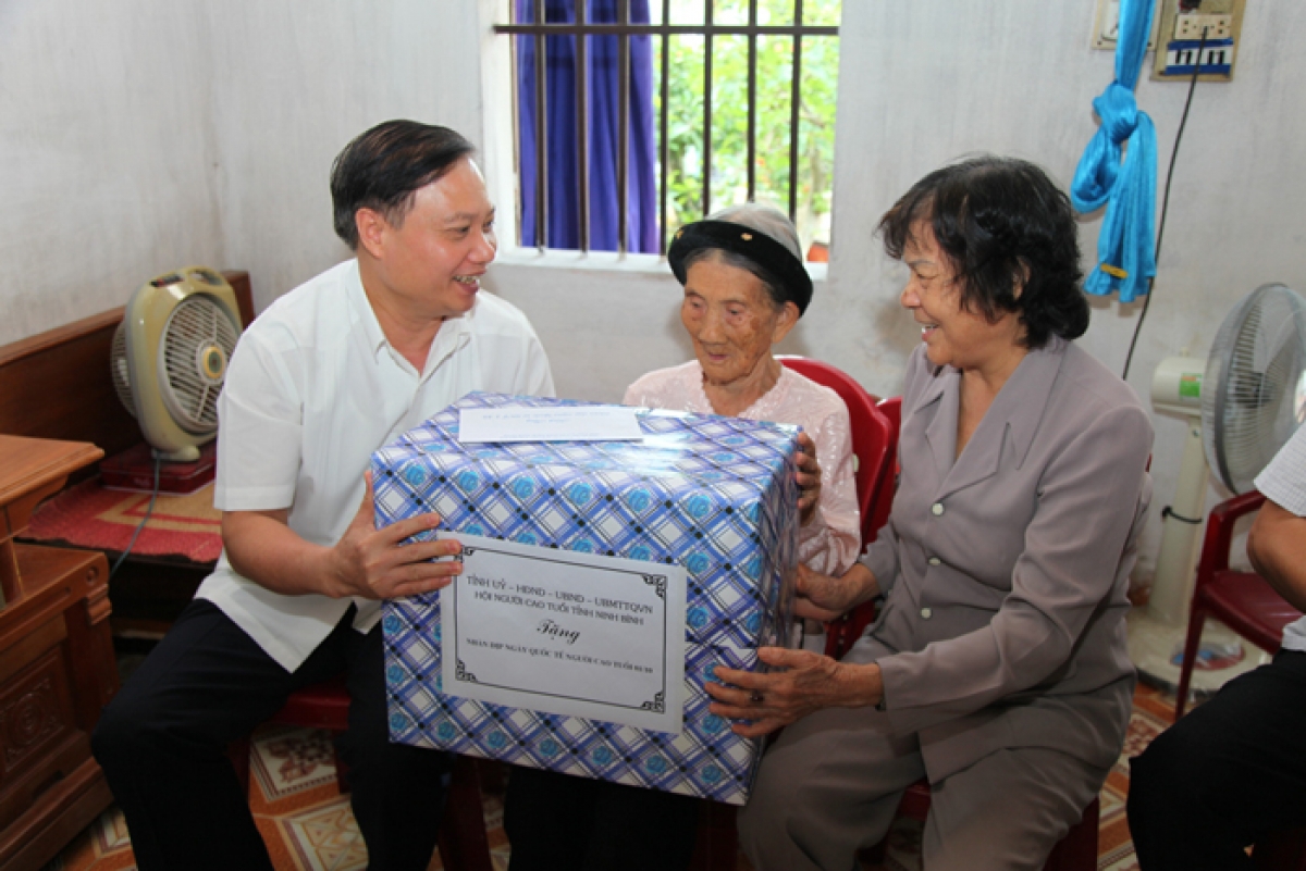 Tỉnh Ninh Bình thăm hỏi, tặng quà cụ Vũ Thị Nhượng, là mẹ liệt sĩ ở phố Đức Thế (phường Ninh Phong, thành phố Ninh Bình)