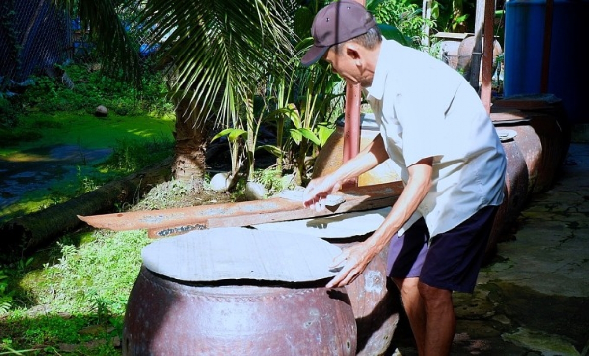 Người dân TP HCM tham gia dọn dẹp, vệ sinh vật dụng chứa nước tại nhà