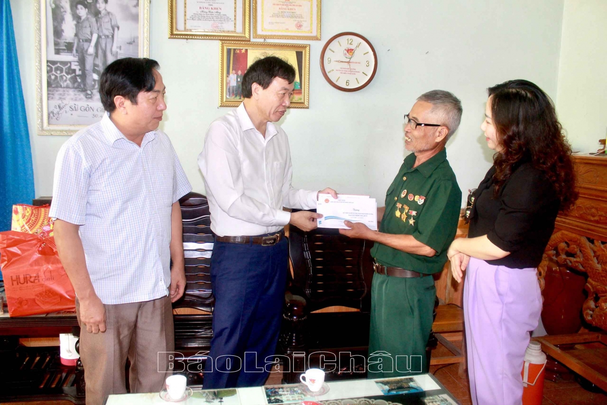 Đoàn công tác Tỉnh ủy Lai Châu tặng quà gia đình ông Hoàng Xuân Mộng - thương binh hạng 4/4, người nhiễm chất độc hoá học ở bản Tiên Bình, thị trấn Tam Đường, tỉnh Lai Châu (Ảnh KT)