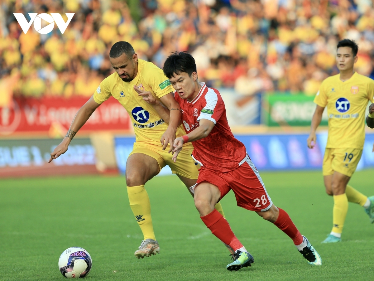 Nam Định (áo vàng) bất ngờ có chiến thắng 1-0 trước Viettel FC (Ảnh: Hai Tép).