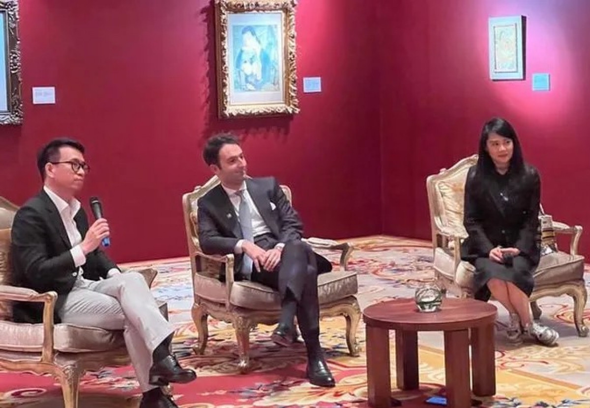 Nhà nghiên cứu nghệ thuật độc lập Ace Lê (bìa trái) cùng đại diện hãng đấu giá  Sotheby’s chia sẻ trong triển lãm. 