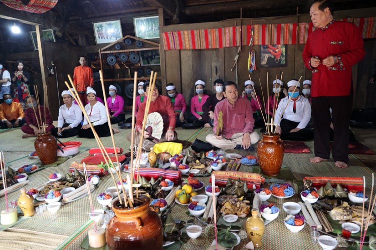 Các thầy Mo tỉnh Hòa Bình đang thực hành nghi lễ Mo