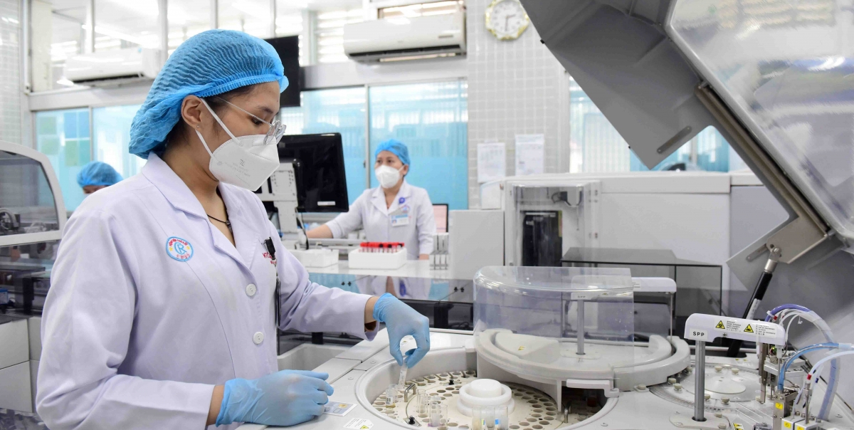 Hệ thống máy đặt, máy mượn từ các công ty trúng thầu hóa chất hoạt động hiệu quả tại Bệnh viện Chợ Rẫy (TP.HCM)