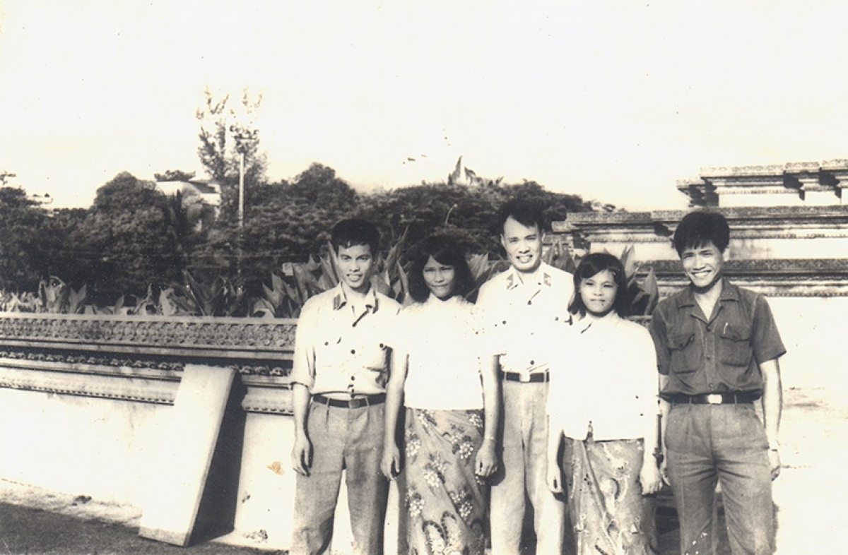 Kỷ niệm của chàng sĩ quan trẻ Nguyễn Ngọc Lâm (ngoài cùng bên phải) ở chiến trường K sau giải phóng Phnom Penh.