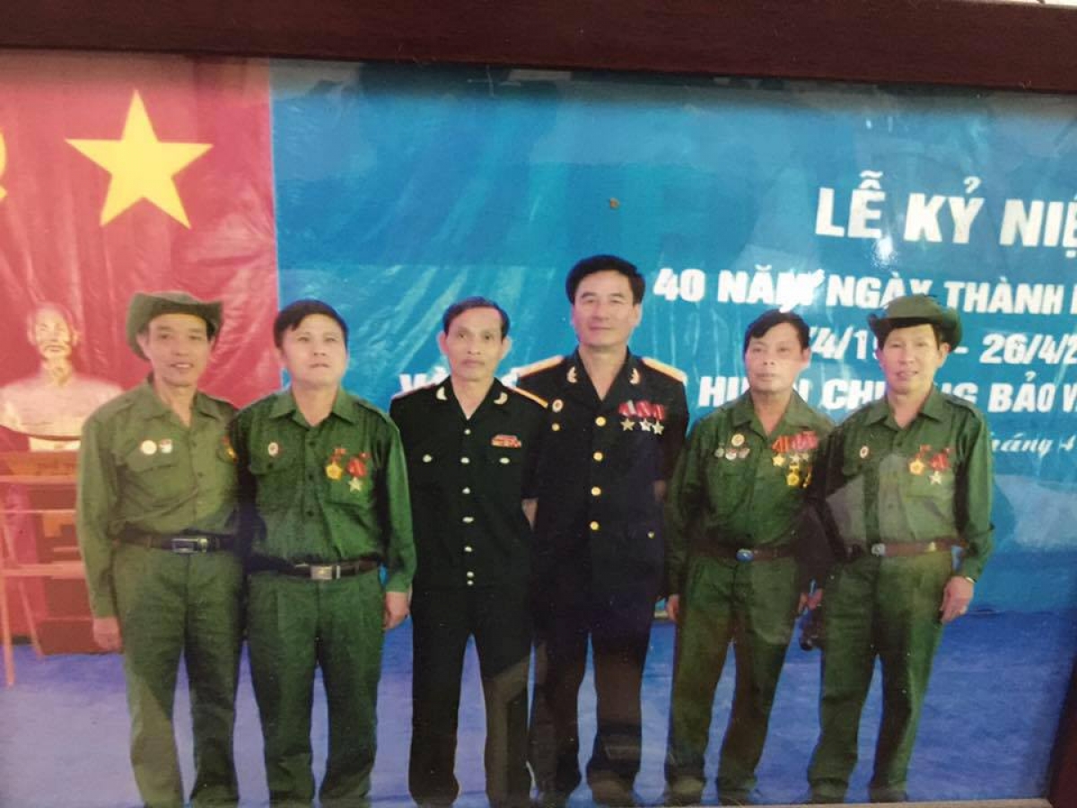Cựu chiến binh Hà Đăng Ninh (thứ 3 bên phải) cùng đồng đội