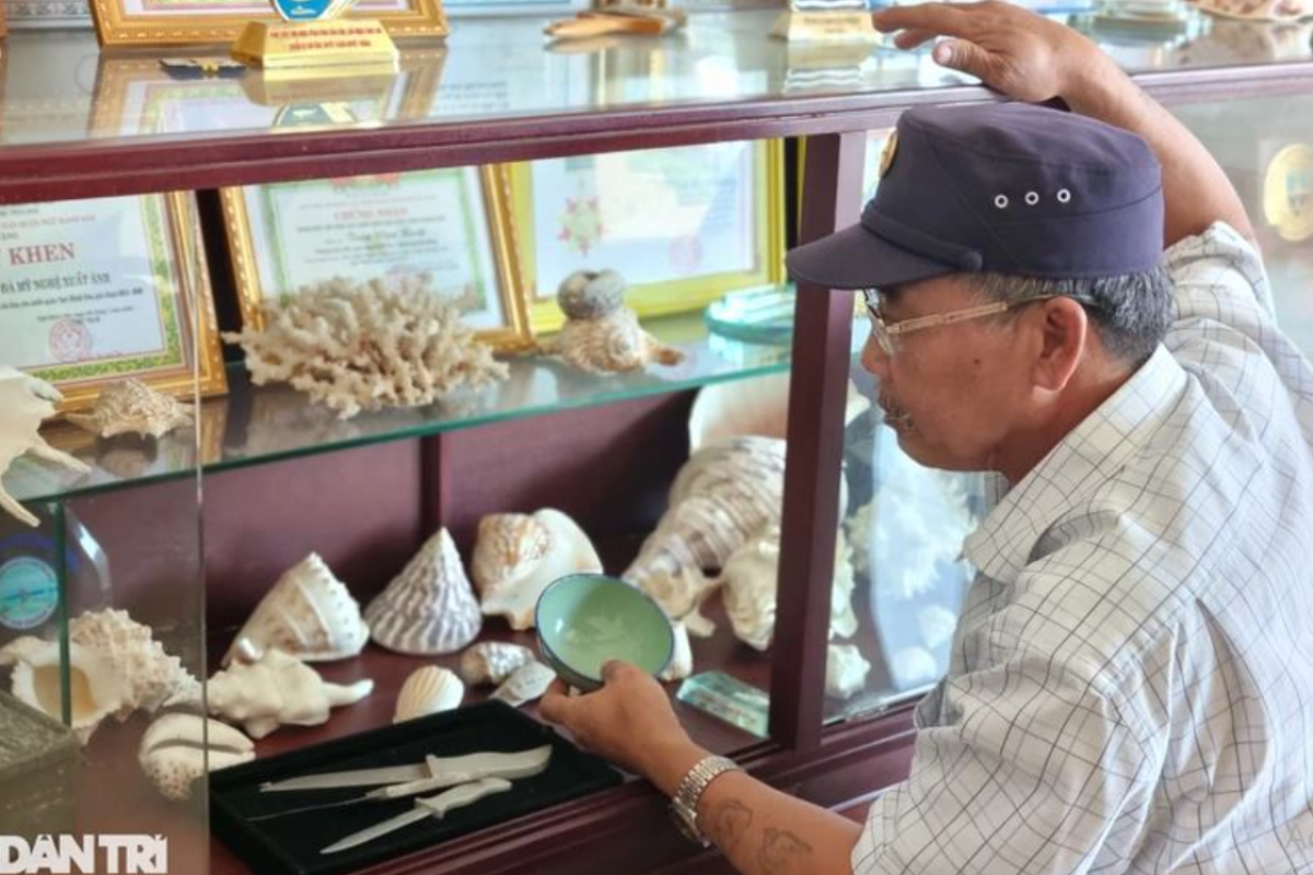 Ông Trần Văn Xuất giới thiệu về những kỷ vật Trường Sa được ông lưu giữ