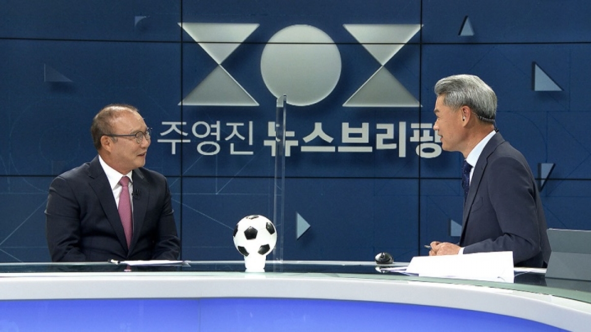 HLV Park Hang Seo trong cuộc trò chuyện với đài truyền hình Hàn Quốc (Ảnh: SBS)