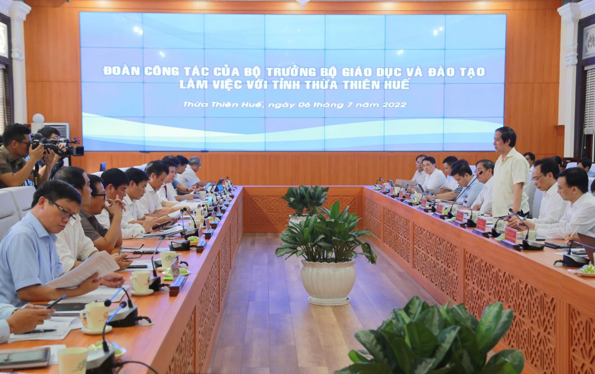 Bí thư Tỉnh ủy Thừa Thiên - Huế Lê Trường Lưu và lãnh đạo UBND tỉnh, các Sở, ngành tỉnh Thừa Thiên Huế tại buổi làm việc với đoàn công tác của Bộ trưởng Bộ GD-ĐT