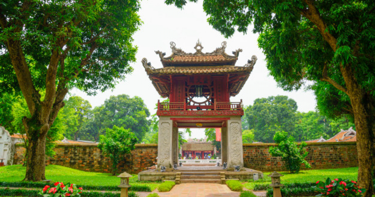 Văn Miếu - Quốc Tử Giám được xem là ngôi trường đại học đầu tiên của Việt Nam và hiện nay đã trở thành quần thể di tích nổi tiếng tại Hà Nội