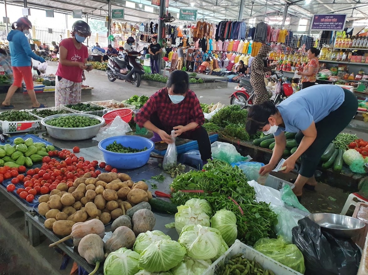 Giá rau xanh tại nhiều chợ dân sinh tăng chóng mặt.