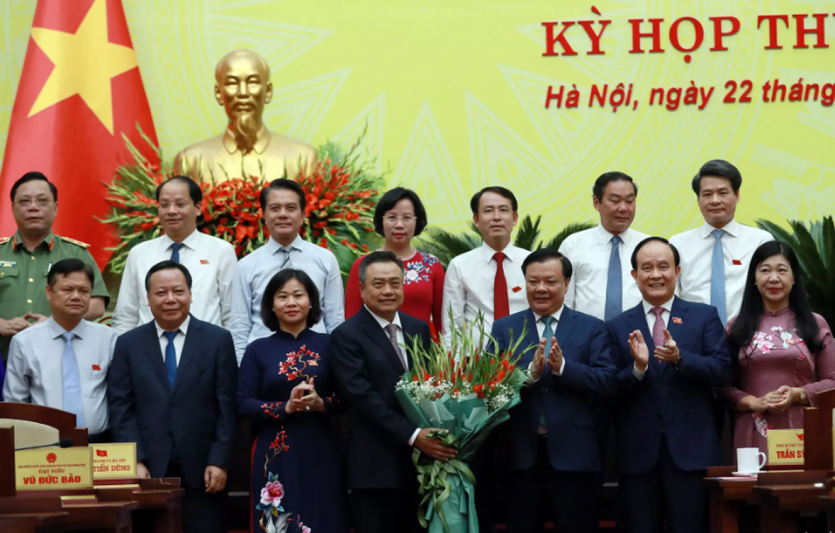 Lãnh đạo thành phố tặng hoa chúc mừng tân Chủ tịch UBND TP. Hà Nội Trần Sỹ Thanh