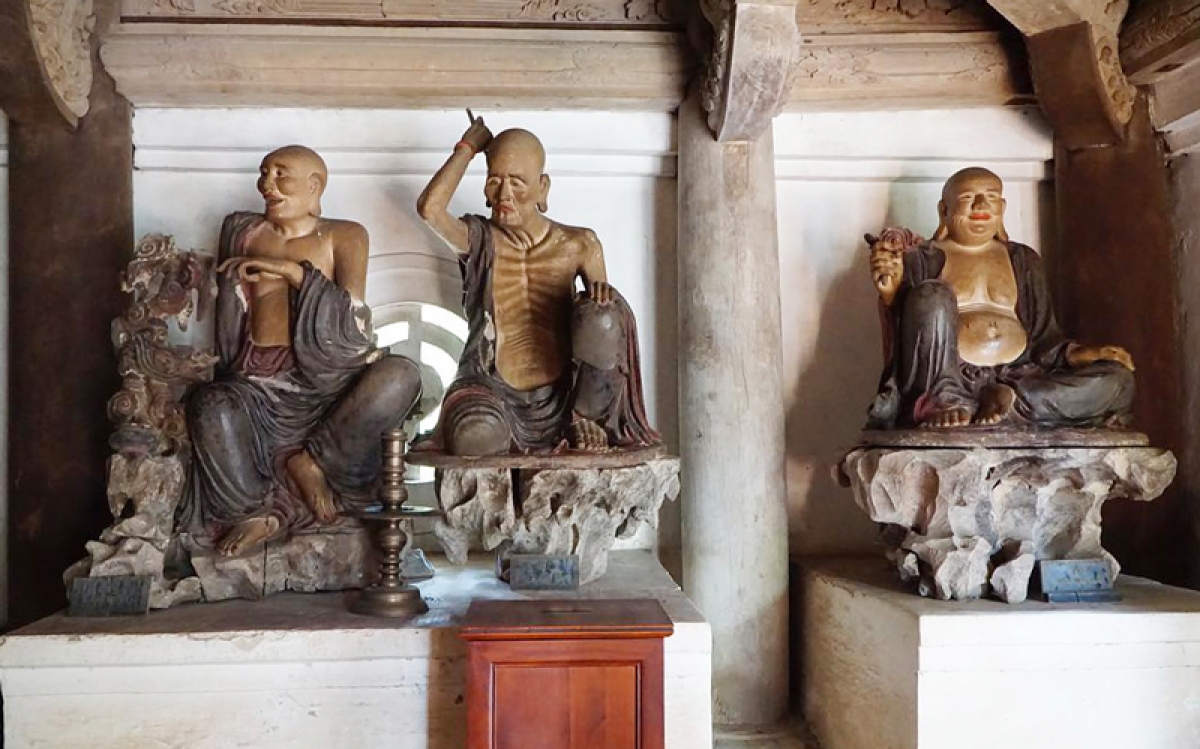 Các pho tượng tại chùa Tây Phương.