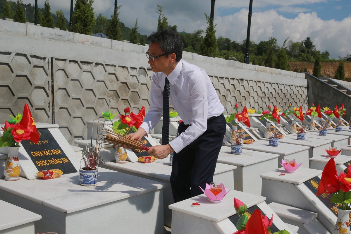 Phó Thủ tướng Vũ Đức Đam thắp hương, tưởng nhớ anh linh các anh hùng liệt sĩ ở Nghĩa trang Liệt sĩ quốc gia Vị Xuyên