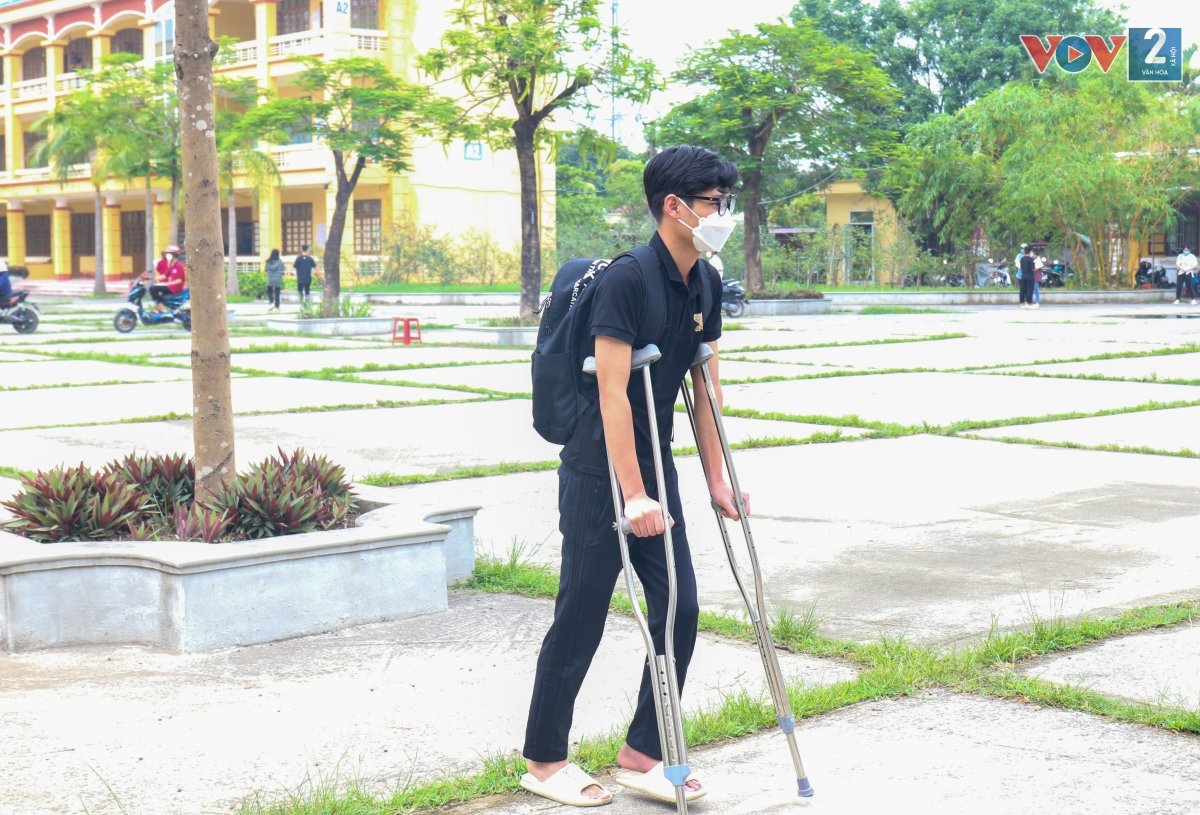 Bị tai nạn dẫn đến gãy chân ngay trước kỳ thi tốt nghiệp THPT, em Phạm Quang Huy chống nạng đến điểm thi trường THPT B Phủ Lý (Hà Nam)