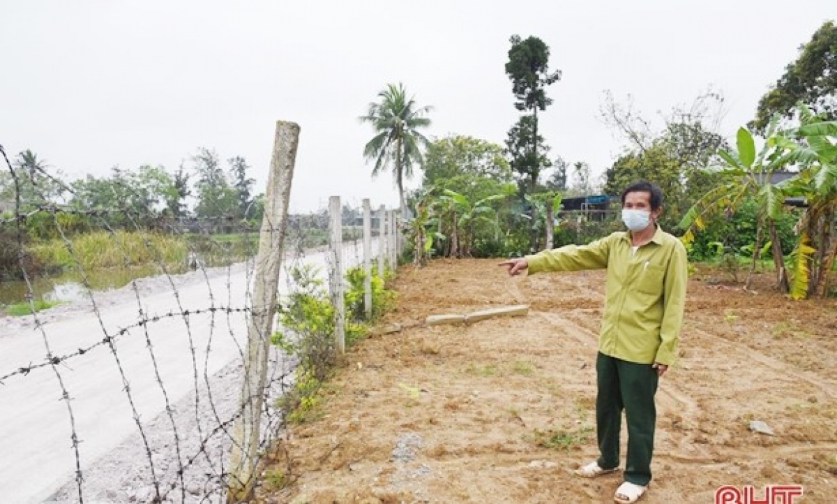 Trưởng thôn Phan Đình Bé chỉ phần đất hàng trăm m2 gia đình bà Nhung hiến để mở đường