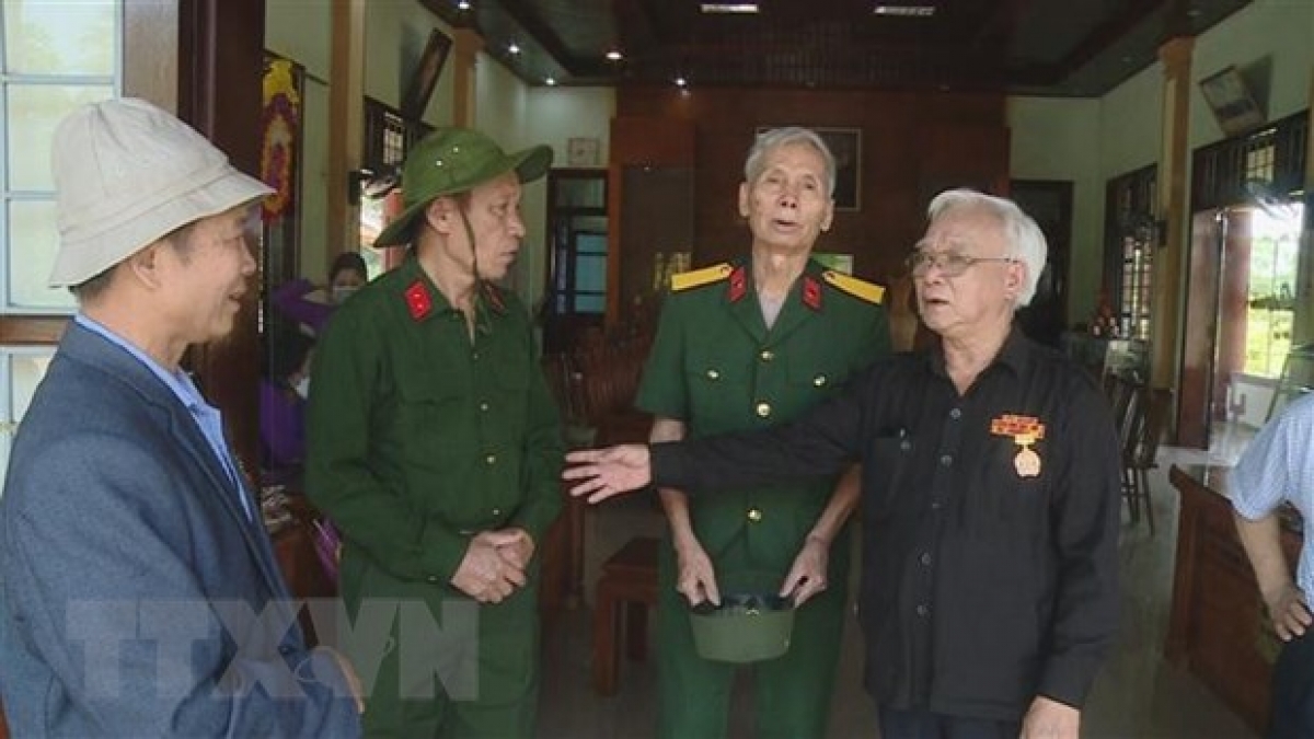 Các cựu chiến binh Sư đoàn 320 gặp mặt, trò chuyện với cựu chiến binh Ngô Quận (73 tuổi), Đội Trưởng Đội trinh sát An ninh vũ trang của huyện Hải Lăng (ngoài cùng bên phải) tại Thành cổ Quảng Trị.