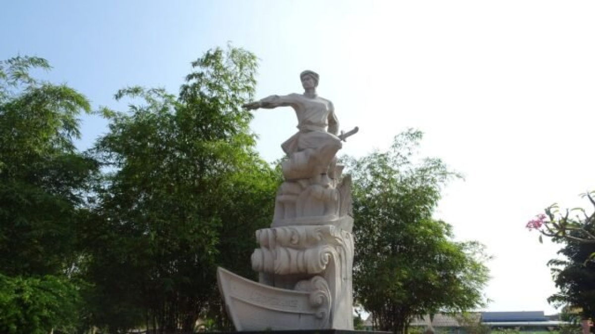 Tượng đài anh hùng Nguyễn Trung Trực ở Nhật Tân- Tân Trụ- Long An      Ảnh: internet