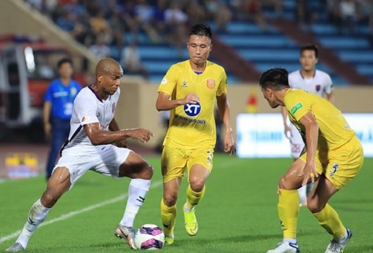 Bình Dương chiếm vị trí nhì bảng của Hà Nội FC, sau khi có chiến thắng trước Nam Định