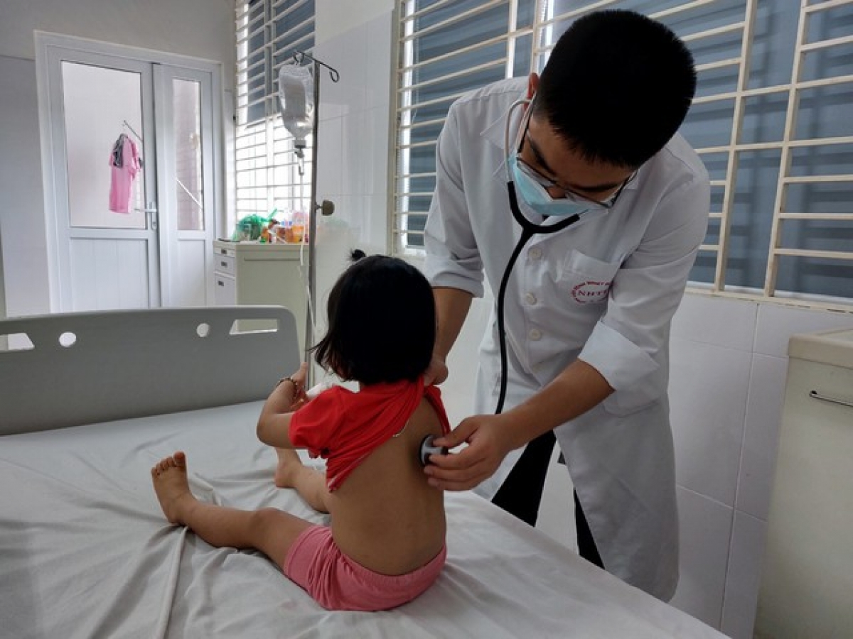 Bác sĩ thăm khám cho một bệnh nhi nhiễm cúm A tại BV Bệnh Nhiệt đới Trung ương.