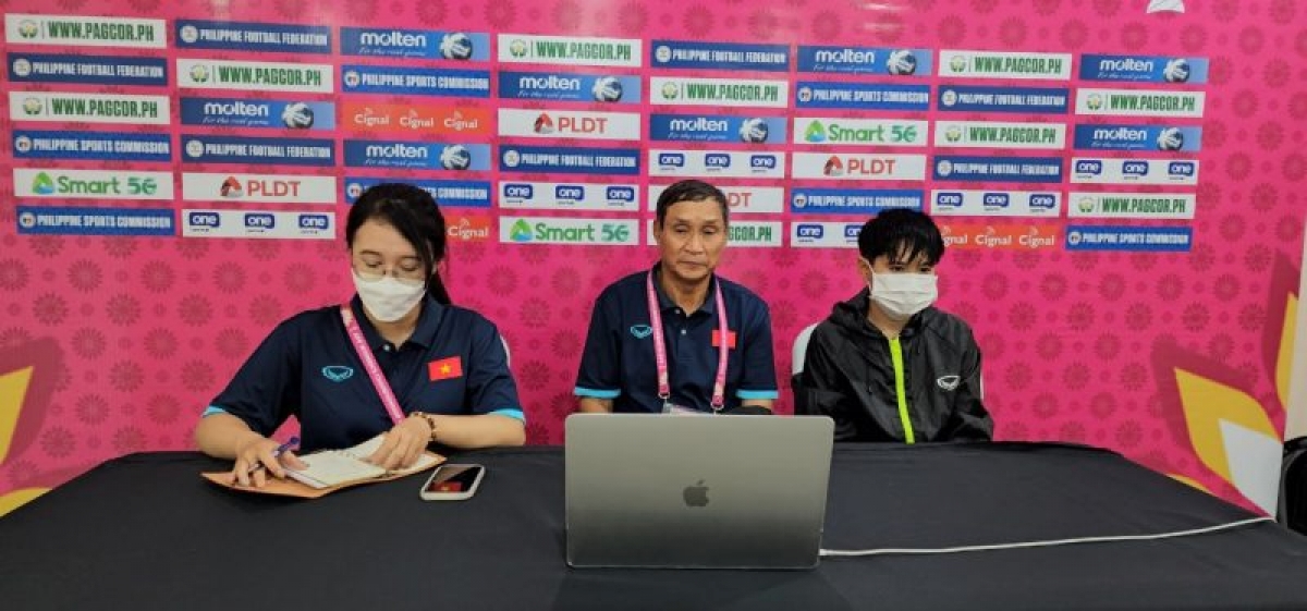 HLV Mai Đức Chung (giữa) trong cuộc họp báo sau trận đấu