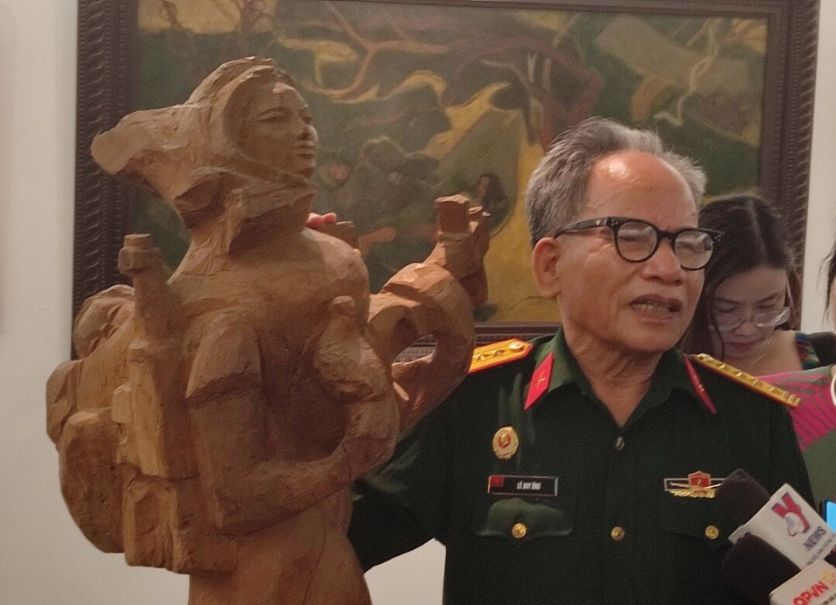 Đại tá, AHLLVT, Họa sĩ, nhà điêu khắc, thương binh Lê Duy Ứng bên tác phẩm của mình