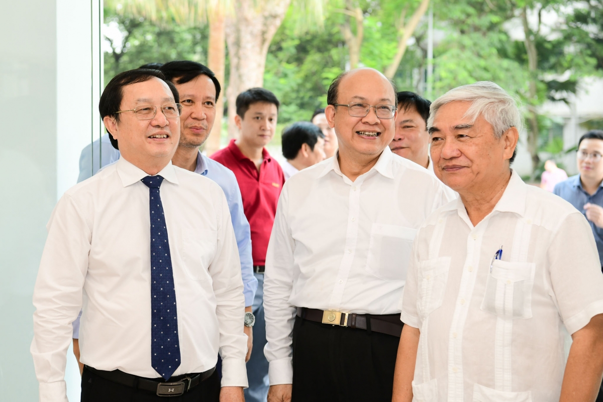 Bộ trưởng Bộ KH&amp;CN Huỳnh Thành Đạt ( ngoài cùng bên trái ) trò chuyện thân mật với Lãnh đạo trường ĐH Bách Khoa Hà Nội 