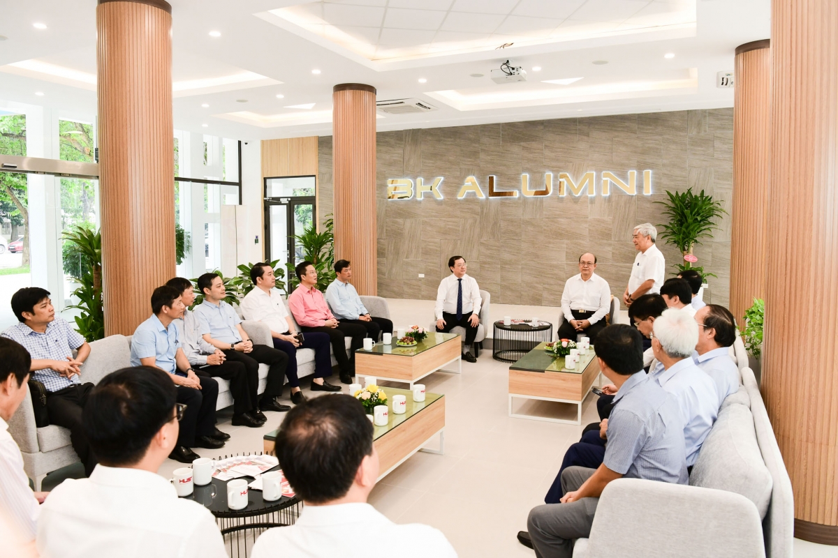 TS Nguyễn Quân (nguyên Bộ trưởng Bộ KH&amp;CN ) báo cáo với Bộ trưởng Huỳnh Thành Đạt 1 số  hoạt động NCKH ở Đại học Bách Khoa Hà Nội 
