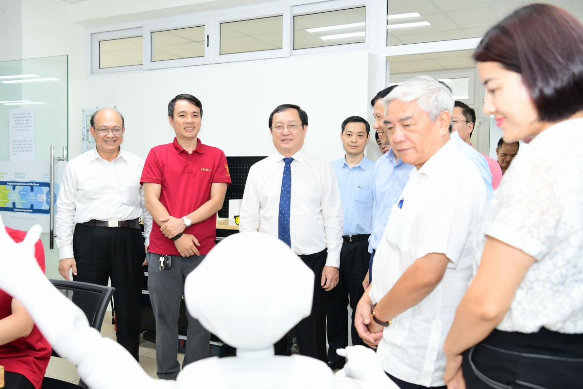 Bộ trưởng Bộ KH&amp;CN Huỳnh Thành Đạt thăm phòng thí nghiệm của trường Cơ khí - ĐH Bách khoa Hà Nội 