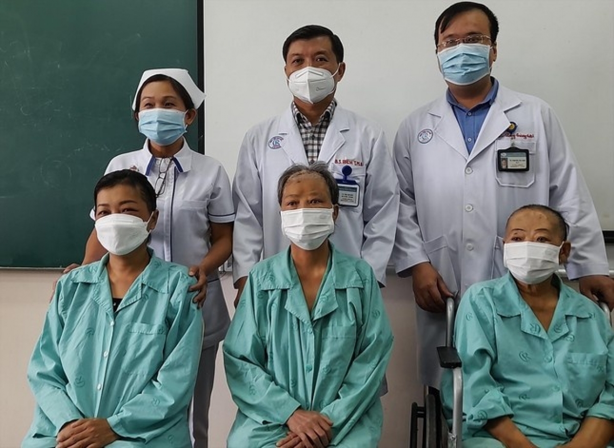 Các bệnh nhân (áo xanh) bị hoại tử xương hàm mặt sau can thiệp tại Bệnh viện Chợ Rẫy.