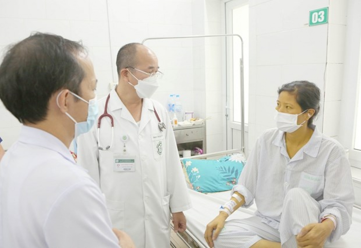 Các bác sĩ thăm khám cho bệnh nhân viêm gan B tại Trung tâm Bệnh Nhiệt đới, BV Bạch Mai 