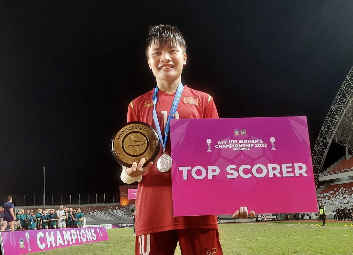Ngọc Minh Chuyên nhận danh hiệu Vua phá lưới của giải U18 nữ Đông Nam Á 2022. (Ảnh: AFF). 